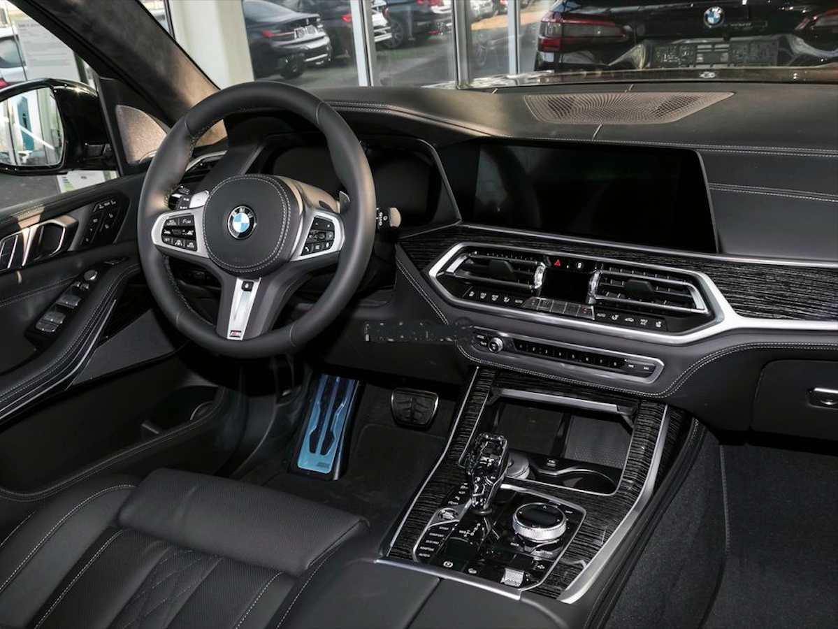 BMW X7 M50d Mpaket | předváděcí auto | skladem | od autorizovaného prodejce | černá metalíza | super cena | top stav | online nákup | autoibuy.com